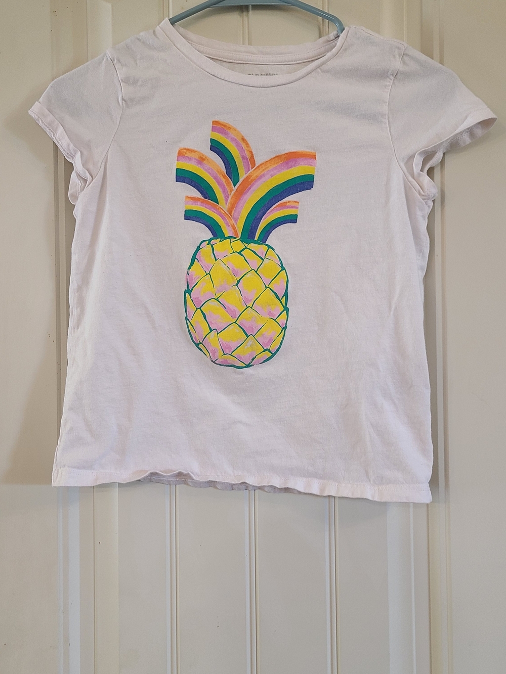 Old Navy White Short-Sleeve Tee with Raimboe Pineapple Size L
